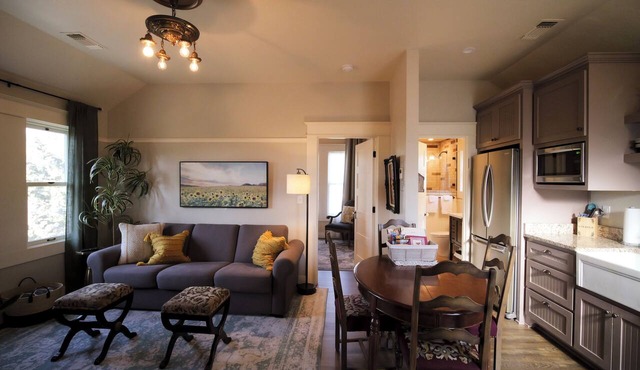 Luxurious 2 BR Red McCall Suite in historic Ashland. Features mountain views, a private deck, shared hot tub access, and a full kitchen. Sleeps 6. Walk to OSF and downtown shops/restaurants!