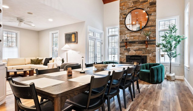 Luxury 2 King Suites - Storyland - Hike - Hot Tub - Chef Kitchen -Sleeps 12