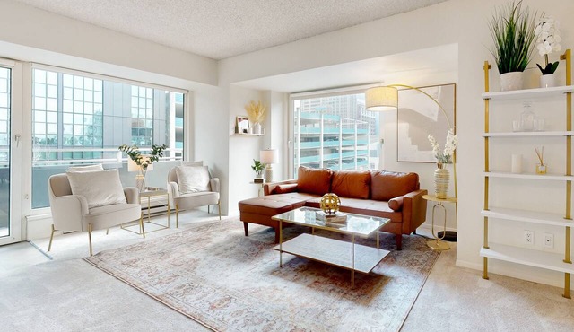 Luxury corner condo with city views, indoor pool & gym - 1 block from Pike Place