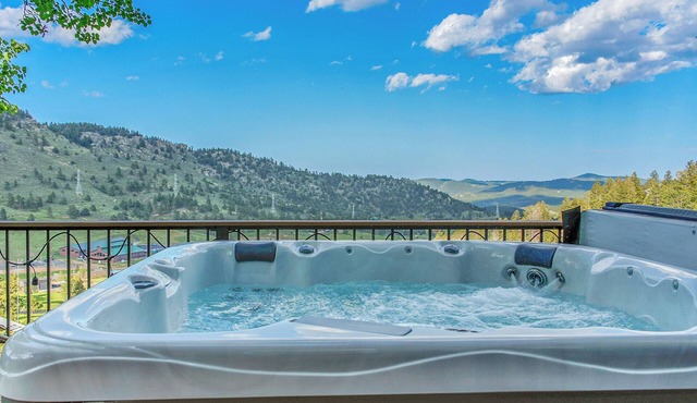 Luxury Evergreen Retreat, Sauna, Hot Tub, Views, 4BR Near Red Rocks