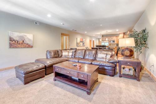 Luxury mountain villa with patio easy ski access & shared hot tub pool & sauna