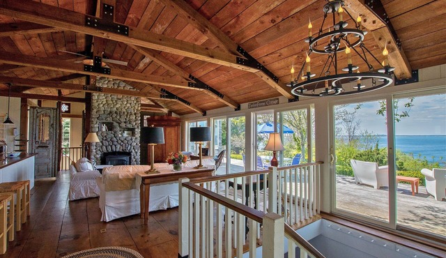 Magnificent Panoramic Oceanfront Timberframe 2 master suites, 3 baths, sleep 7