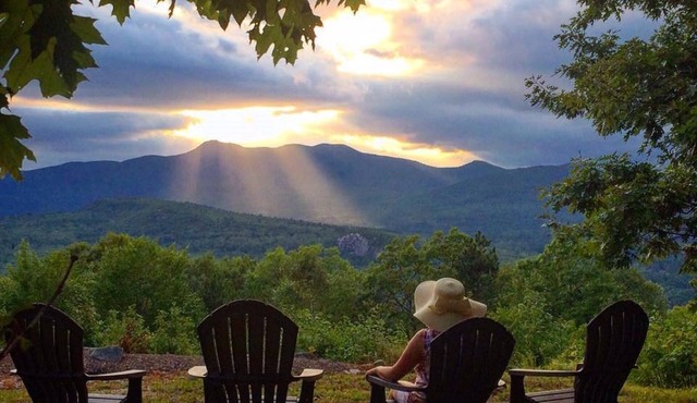 Magnificent panoramic view of the mountain range! Best sunsets, sleeps 11!