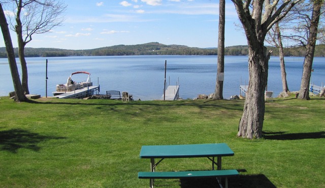Meredith, Modern Lakefront 4 bedroom, 2 bath, home, close to downtown.