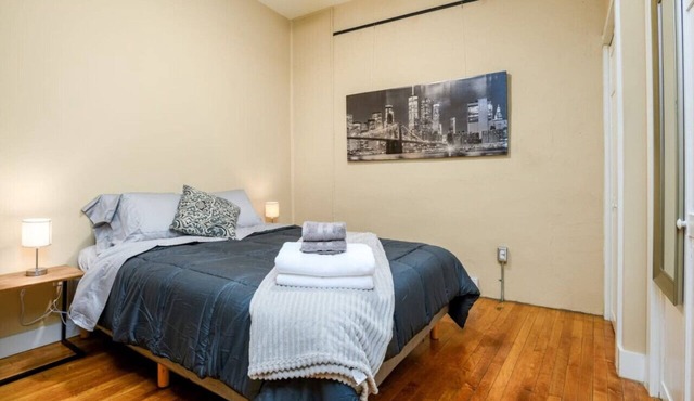 Metropolitan Chic: Stylish Retreat | Skyline Views