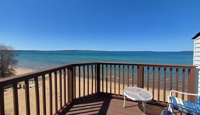 🌅 Million Dollar Bayview – Direct Beach Access Pool 10 min to Downtown TC ➠ 1995