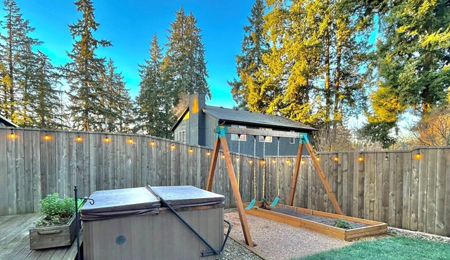 Milwaukie 4BR/2.5BA Furnished Home – Hot Tub, Private Yard & Dual Workspaces