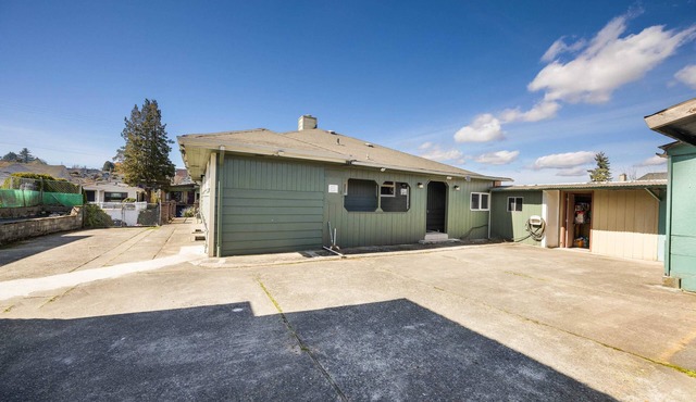 Modern 2BR Basement Near LRT Parking