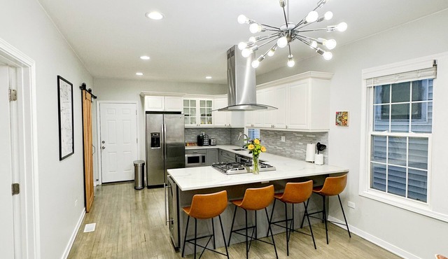 Modern Apartment on Quiet Street in Andersonville