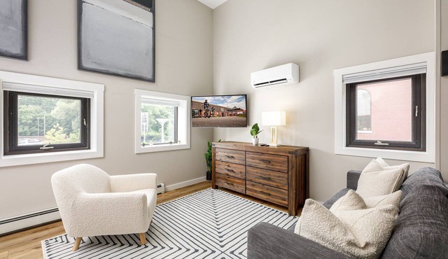 Modern & Cozy Studio | Walk to Downtown & Beach
