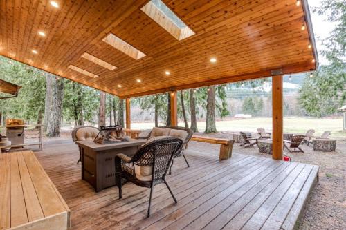 Modern spacious getaway with private hot tub wood fireplace WiFi & game room