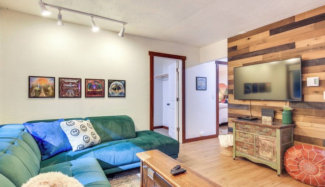 Mt Hood Launchpad! Cozy Retro Rhododendron Cabin