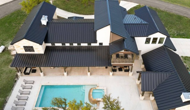 Near Frio~Pool~Hot tub~Two Kitchens~For 30
