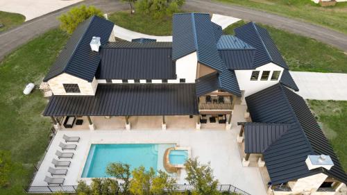 Near Frio Pool Hot tub Two Kitchens For 30
