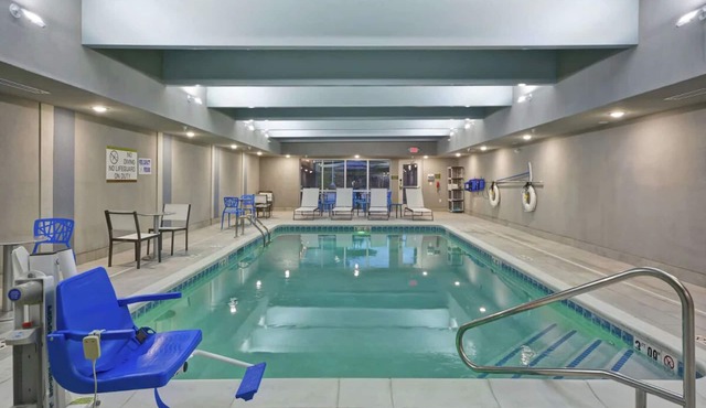 Near Millennium Park: 2 Modern Studio with Kitchenette and Daily Hot Breakfast