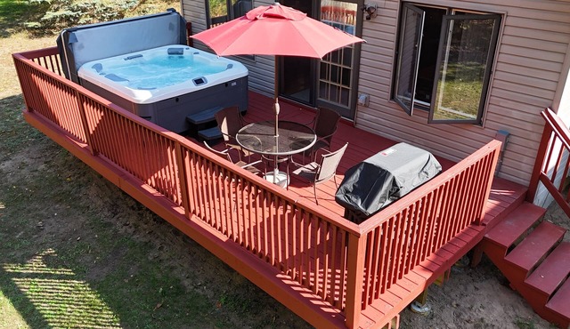 New! Crystal Dreams - Gorgeous Dog-Friendly Chalet across from Crystal Mountain with DELUXE 4-PERSON HOT TUB! Includes free shuttle service to Crystal Mountain!