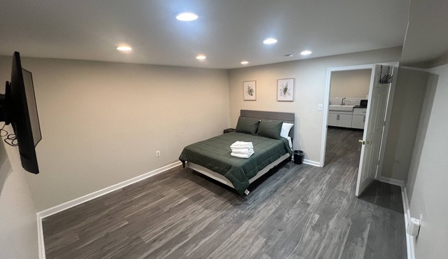 Newly Remodeled Basement Apt w/ Wi-Fi, free parking & self check-in