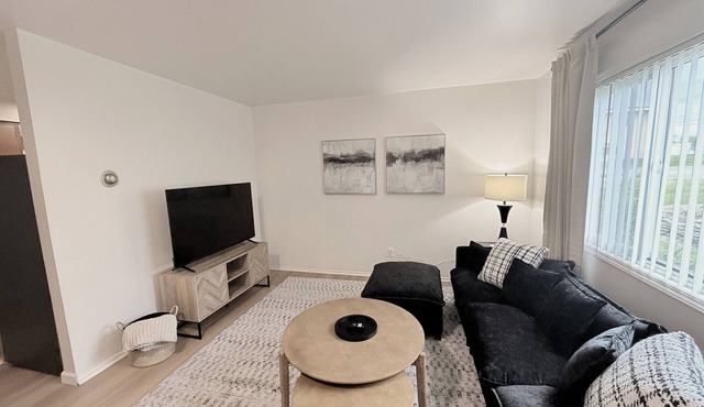 Newly Remodeled + Modern + 1 Bed/1 Bath Near Airport