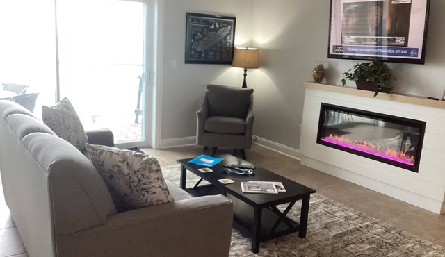 Newly Upgraded 2 BR/2BA lakefront condo/private balcony/beach/indoor pool