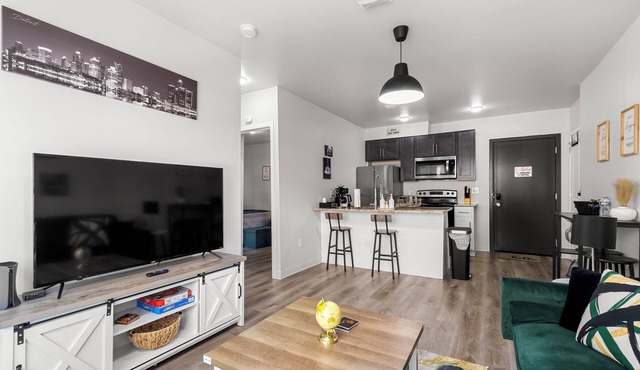 One Bedroom apartment In Midtown W/Balcony
