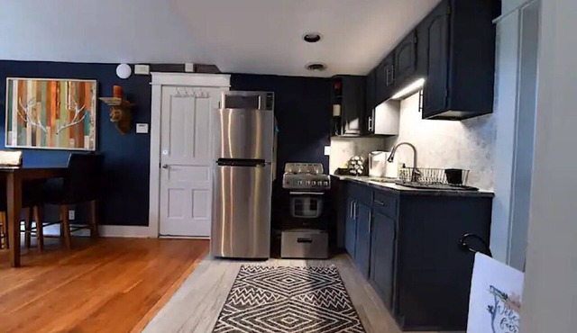 Peaceful Downtown Cottage/Relax in hot tub & enjoy a rare city farm experience!