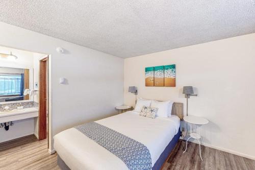 Perfect beach room with fast WiFI - walk to Old Town shops & eateries