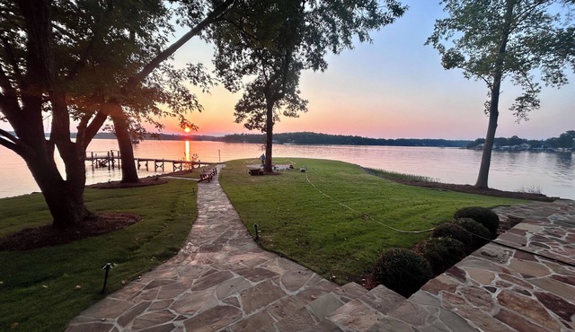 Perfect for large families & group getaways on Lake Martin. Flat yard + private beach (rare), double-slip dock, and sunset views. Sleeps 16+ with space to spread out, plus firepit + game room for nights in.