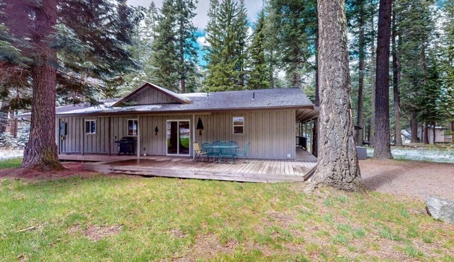 Perfect Getaway for Up to 8 Guests | Glacier Lake