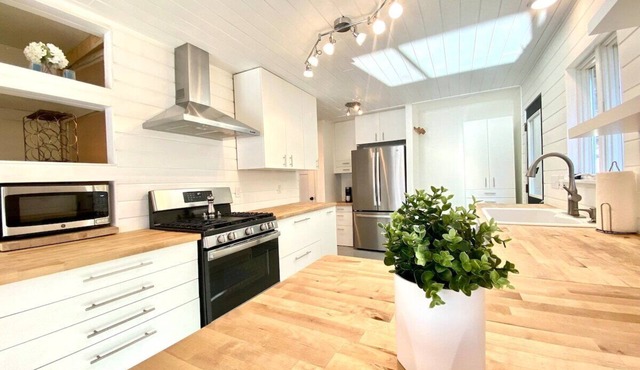 Pet Friendly Home on Dead End, 3 Blocks from Bluff