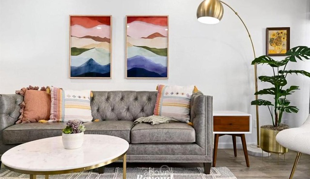 Pets Stay Free, Breezy, Stylish Island Elegance