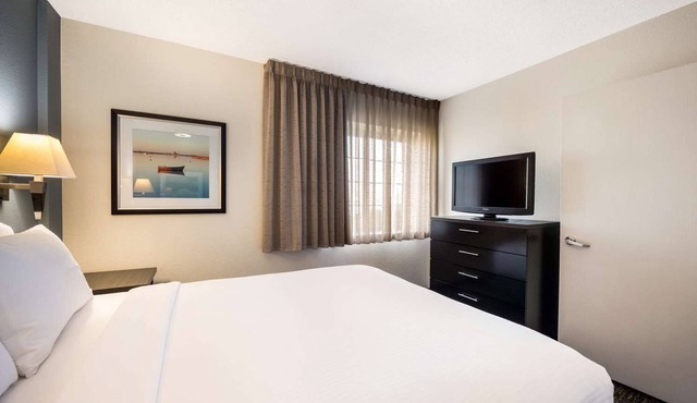 Polished Queen 1BR Suite | Full Kitchen, 3.9 mi to Scally’s Golf