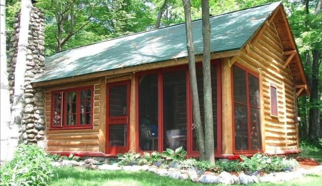 *Postcard*Adorable “Bliss” Log Cabin, Panoramic Lake Michigan and 6 Wooded Acres
