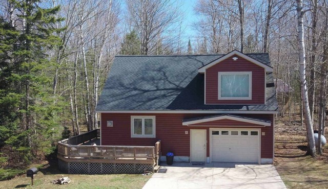 Private 2-bedroom house in Grand Marais with wooded lot, deck, pet friendly