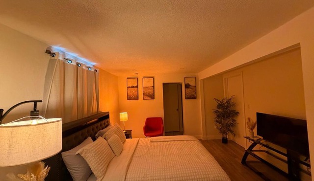 Private Room with Private Entrance North Miami