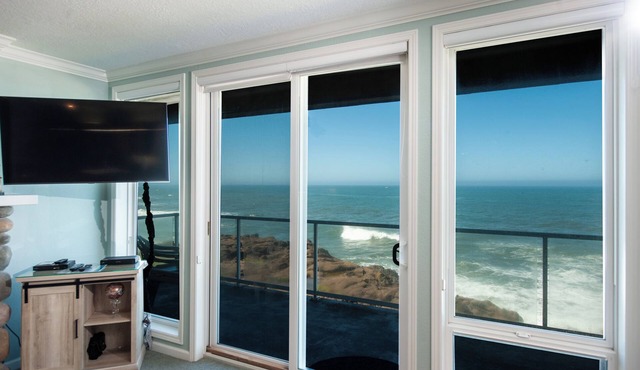 Promo! Stunning Oceanfront Condo, Wifi, HDTV, Hot Tub, Indoor Pool and More!