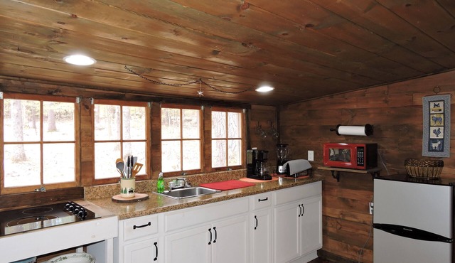 Quaint Cottage with town beach access sleep 4