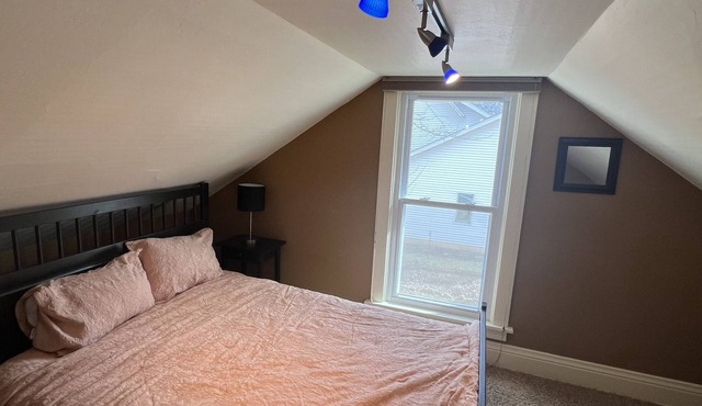Quaint lake home perfect for a get away- just 5 mins from downtown and the lake!