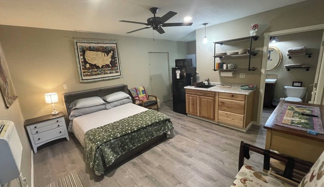 Quiet, pet friendly country studio in quaint Albany just minutes from town