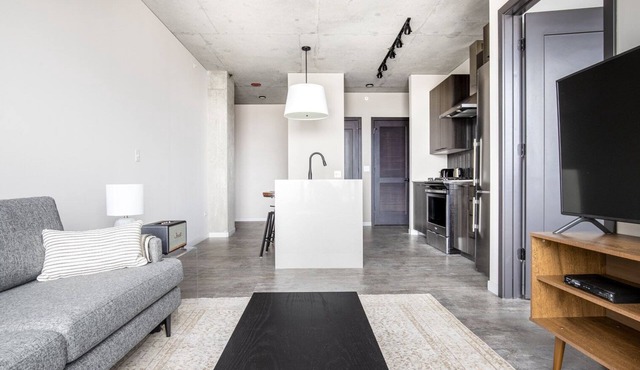 Rad West Loop 1BR w/Pool, Gym, nr. Restaurant Row, by Blueground