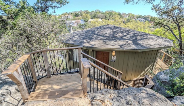 Rain Lily #5 - Lakeside Luxury with Pool Access