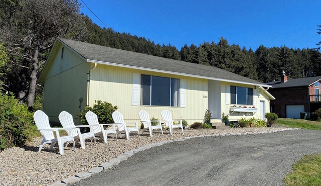 Relax and Recharge! Newly remodeled, pet friendly home near hiking trails.