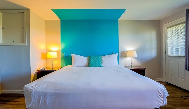 Relax and Unwind! Pet-friendly Property, Free Parking, River View!