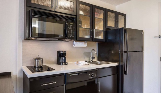 Relaxing Pet-Friendly Hotel Suite with Kitchen! Independence Grove Dog Park nearby!