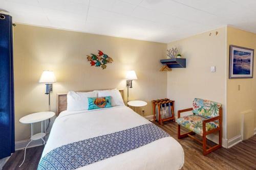 Retro beach room with fast WiFI - walk to downtown shops & restaurants