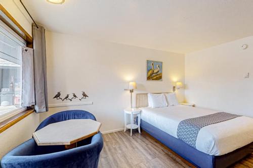 Retro-chic beach room with fast WiFI - walk to Old Town shops & restaurants