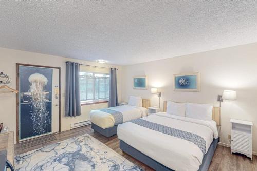 Retro-chic room near the beach with fast WiFI - walk to downtown hot spots