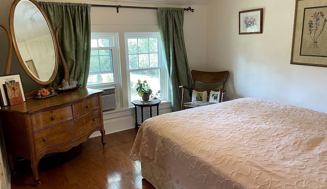 Romantic Getaway in a Bed and Breakfast Lodge with Garden Views in Elkhorn, Wisconsin