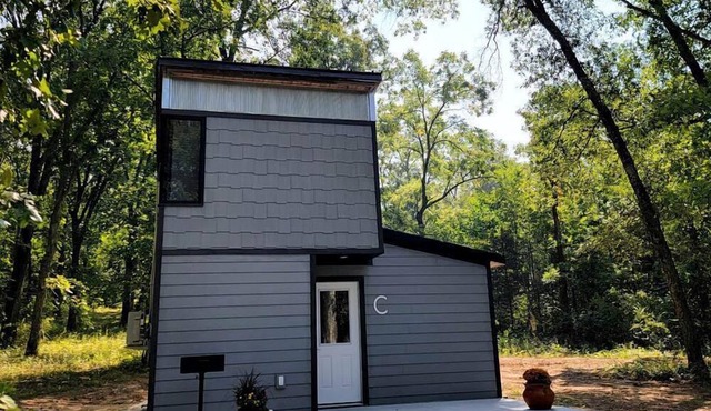 Romantic Glamping Getaway Perfect for Quality Time with Your Partner: Cute Tiny House near Owensville, Missouri
