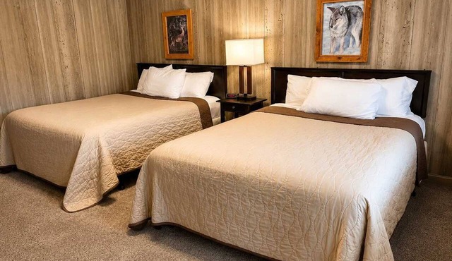 Room 23-2 Queen Suite-Woodland Motor Lodge