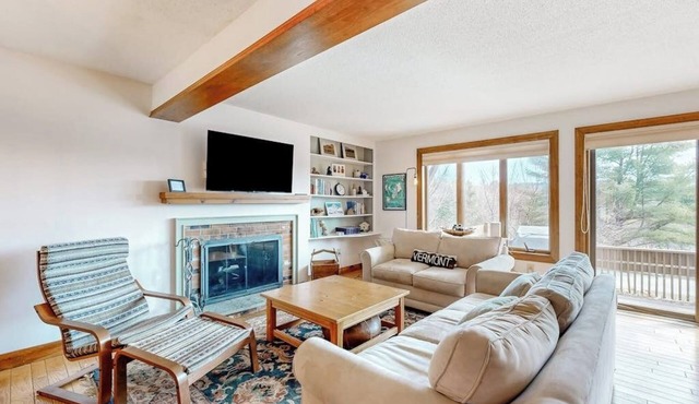 Saltbox townhome with views & fireplace - near Quechee Club, golf, & skiing